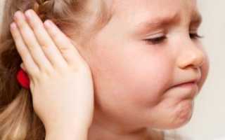 Ребенок чешет уши и глаза