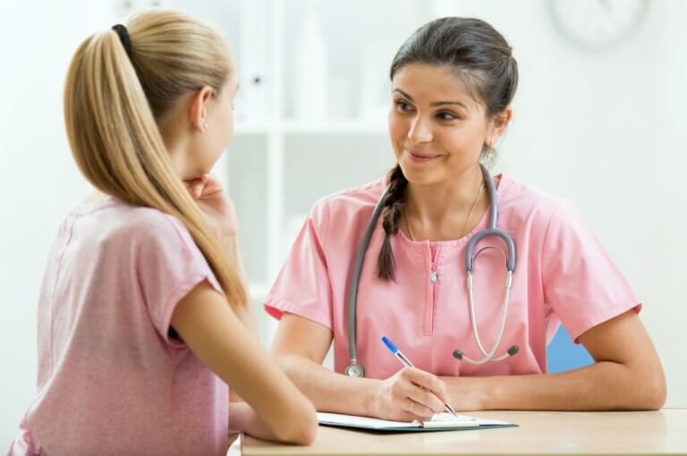 девочка у врача