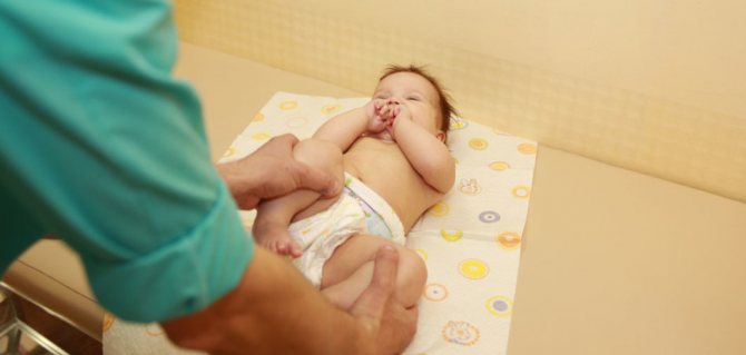 Ребенку с косолапостью нужно делать лечебный массаж.