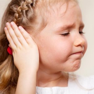 У девочки заболело ухо Ребенок чешет затылок и уши