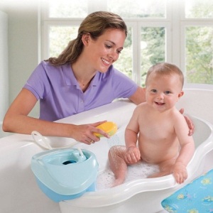 Мама выполняет гигиенические процедуры Покраснение под яичками у грудничка