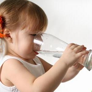 Девочка жадно пьет воду Ребенок очень много пьет воды