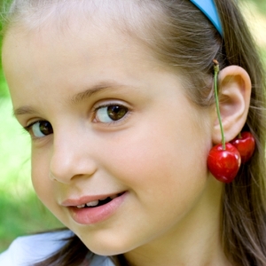 Когда лучше прокалывать уши ребенку