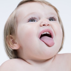 Что там с моим языком? Красные точки на кончике языка у грудничка