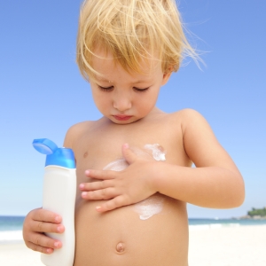 Ребенок спасает себя от ожогов Что делать, если перегрелся ребенок на солнце