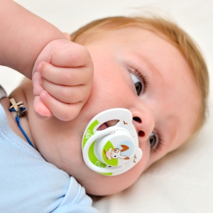 Как ухо зудит... Ребенок чешет голову и уши