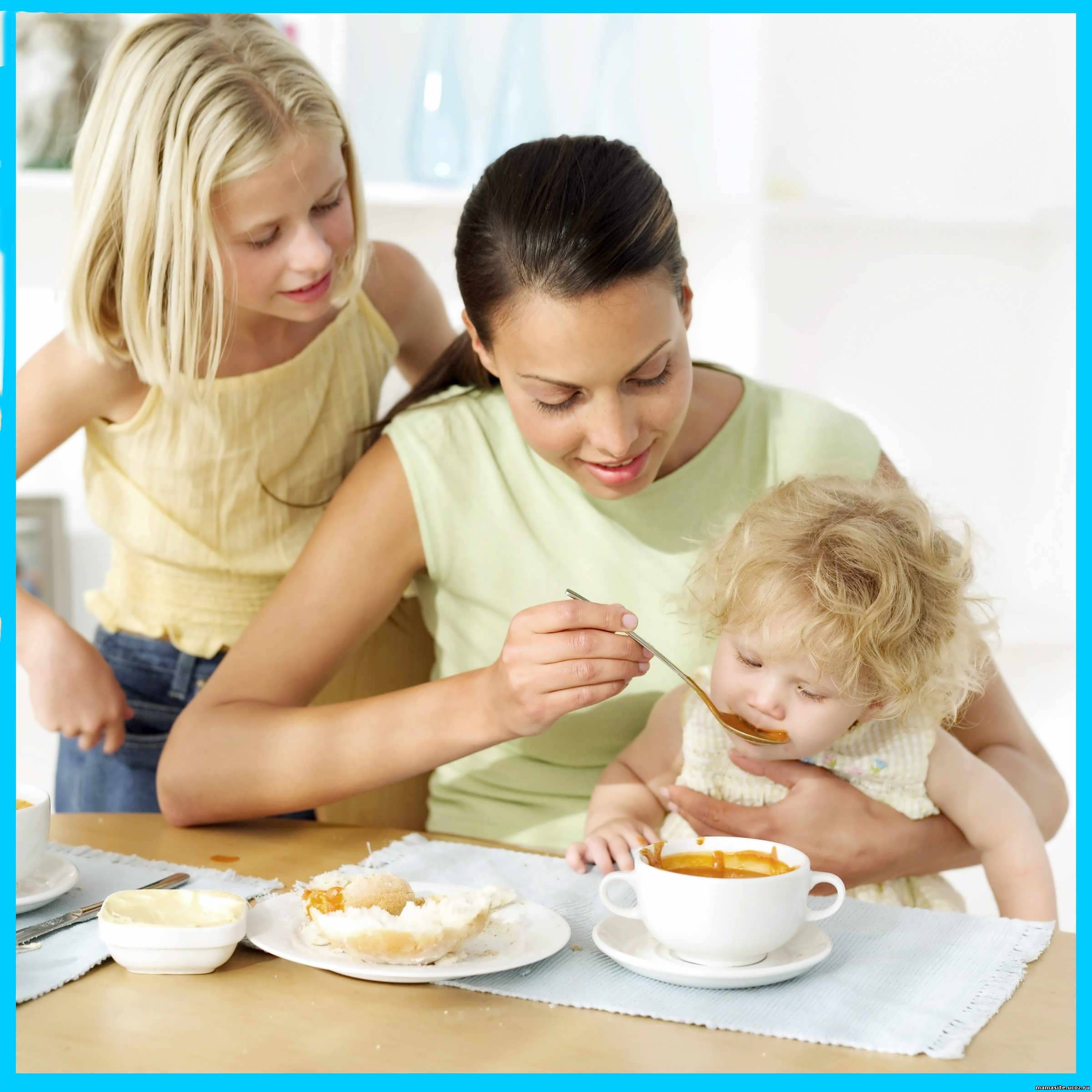 Мама кормит девочку Педагогический прикорм — обзор