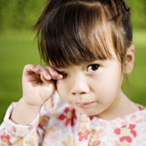 Ребенок постоянно трет глаза и нос