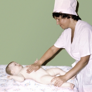 Медсестра измеряет пульс ребенка Какой должен быть пульс у ребенка