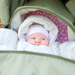 Ребенок на прогулке Режим дня грудничка 1 месяц