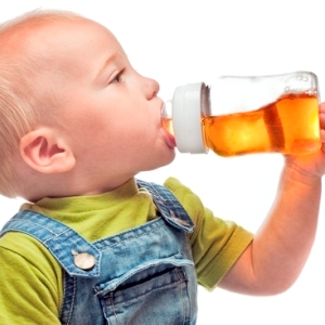 Со скольки месяцев можно грудничка подкармливать молоком