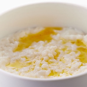 Вкусный и полезный прикорм Рисовая каша на молоке для грудничка