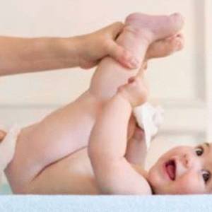 Мама выполняет процедуры Почему у грудничка твердый стул