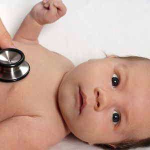 Врач слушает сердце ребенка Синева вокруг рта у грудничка