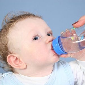 Малыш ночью требует воду Ребенок ночью пьет много воды