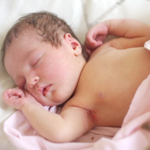 Малыш уснул после кормления Режим дня грудничка 1 месяц