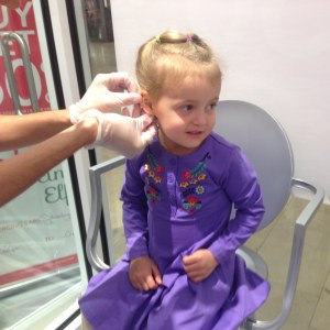 Как проколоть уши ребенку пистолетом