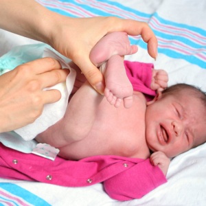 Болит животик у ребенка Когда у грудничка формируется твердый стул