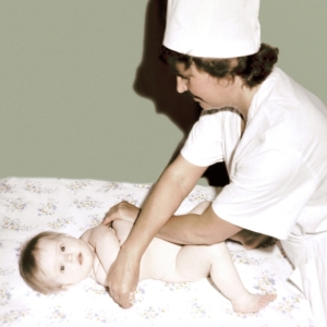 Ребенок 6 месяцев скрещивает ножки