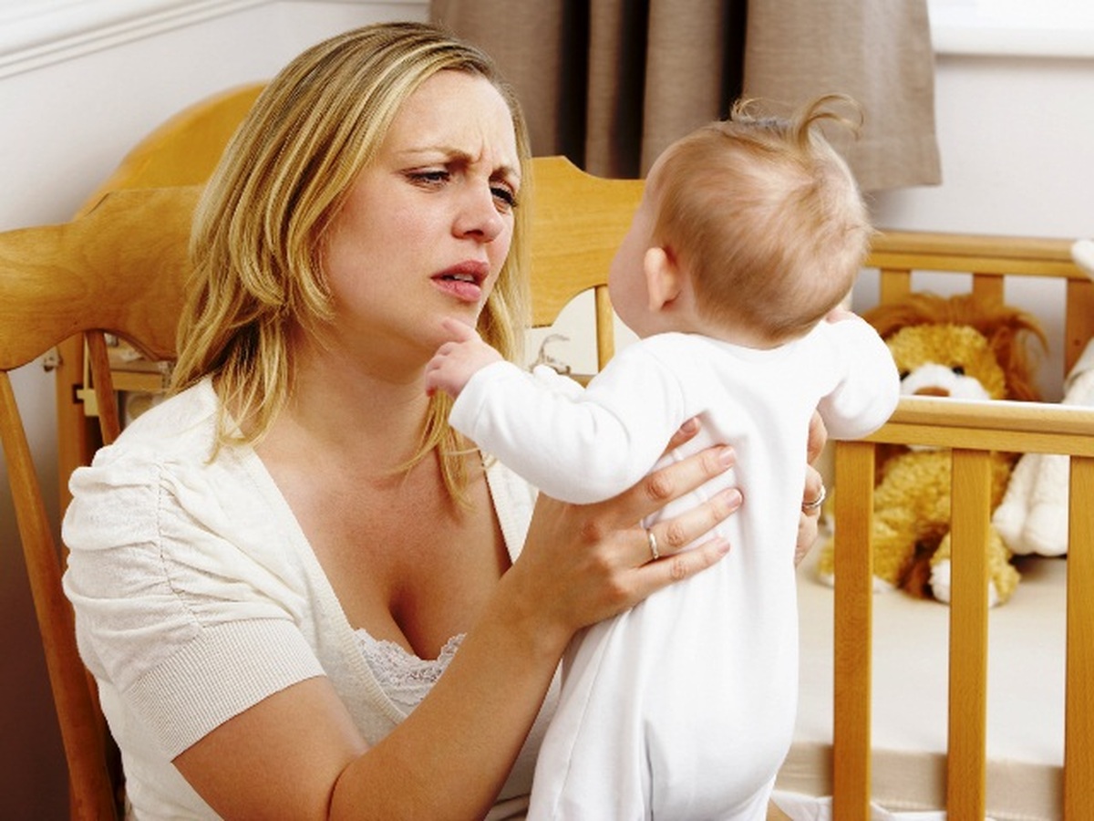 Малыш дерется Ребенок бьет маму