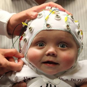 Диагностика аутизма у ребенка Малыша проверяют на аутизм