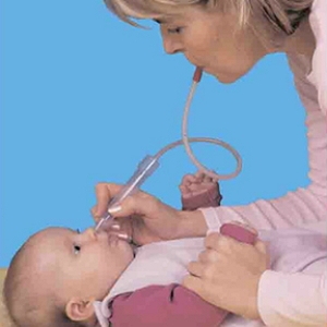 Прибор для чистки носика грудничка Мама чистит носик малышу