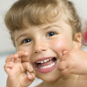 Чистка ниток помогает предотвратить кровоточивость десен Профилактика кровоточивости десен