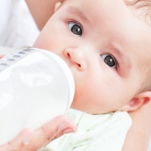 Малыш кушает кисломолочную смесь Какая смесь самая лучшая для грудничка