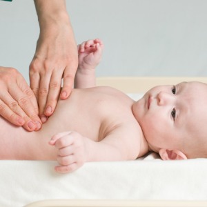 Продукты вызывающие газообразование у грудничка Мама массирует животик новорожденному