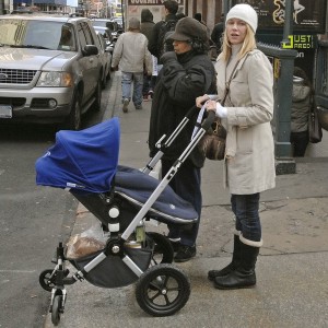 Функциональность коляски - важный критерий выбора Мама с коляской пересекает проезжую часть