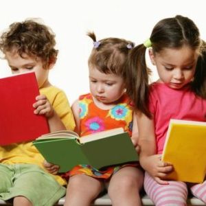 Рассматривание детских книжек и чтение их родителями развивают речь. Литература - прекрасное средство развития речи