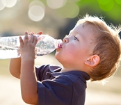 ребенок пьет много воды