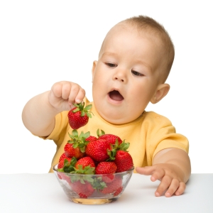 Ох и вкусная эта клубника Можно ли грудничку клубнику