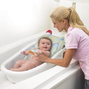 Мама купает малыша